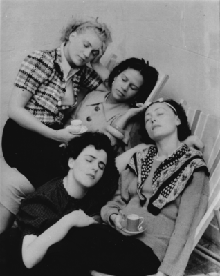 Lee Miller, Ady Fidelin, Nusch Éluard and Leonora Carrington in 1937 at Lambe Creek by Roland Penrose