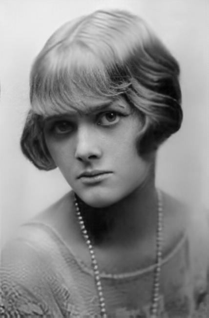 A photograph of a young Daphne du Maurier